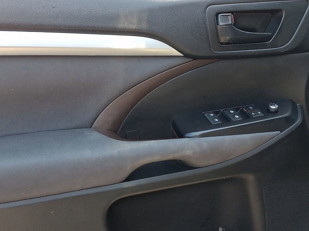 Used 2018 Toyota Highlander LE w/ Protection Package #3 AWD/4WD image 14