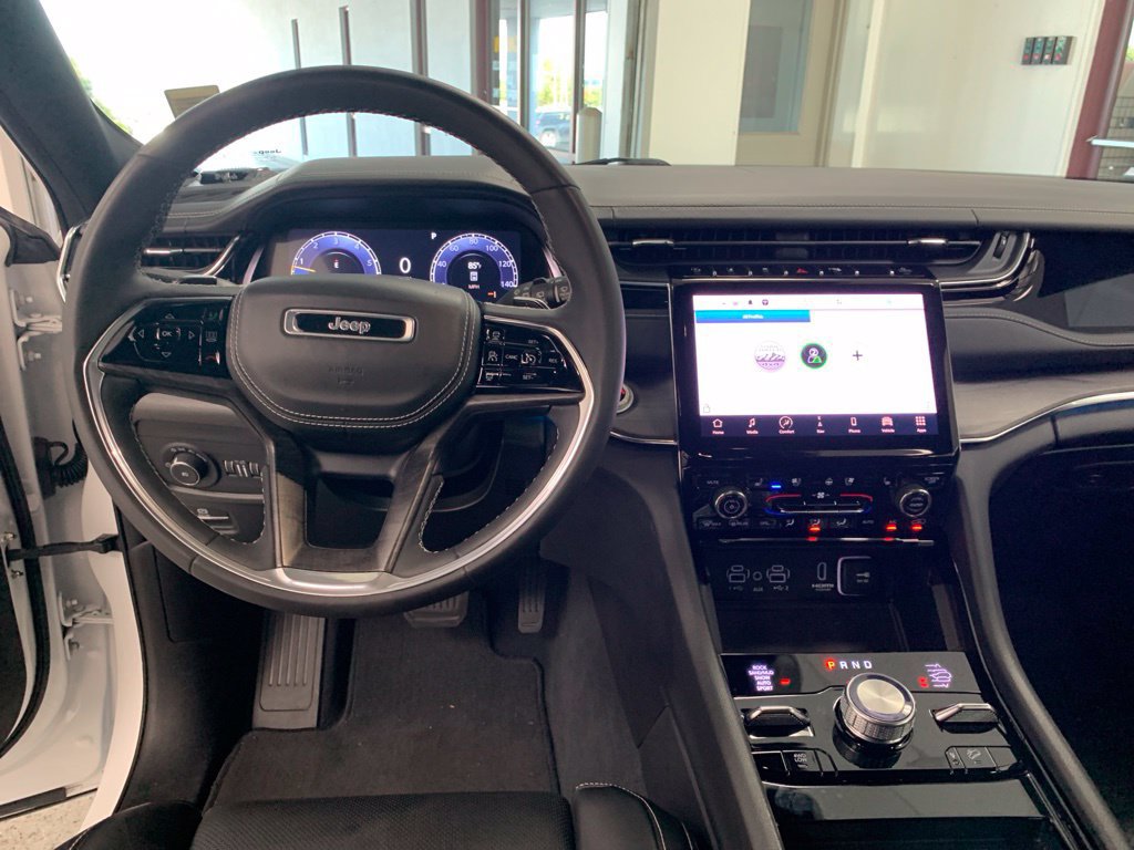 Used 2023 Jeep Grand Cherokee Overland w/ Luxury Tech Group IV AWD/4WD image 9