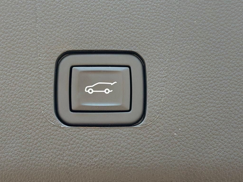 Used 2023 Chevrolet Traverse LT AWD/4WD image 36