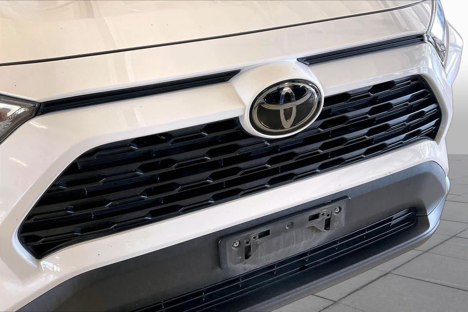 Used 2020 Toyota RAV4 XLE Premium FWD image 30