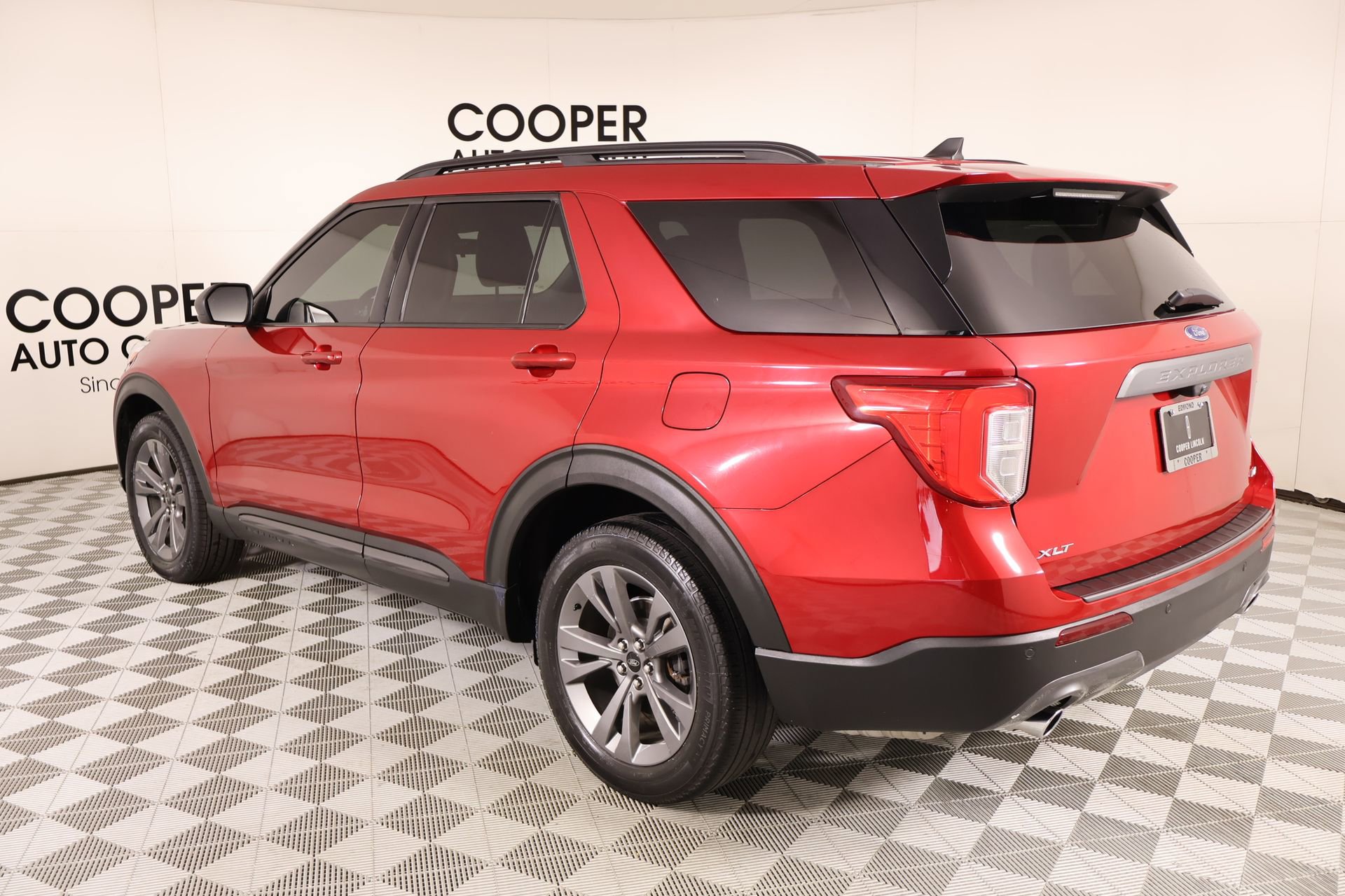 Used 2021 Ford Explorer XLT w/ Equipment Group 202A AWD/4WD image 24