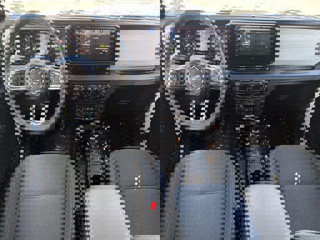 Used 2025 Jeep Wrangler Sahara image 11