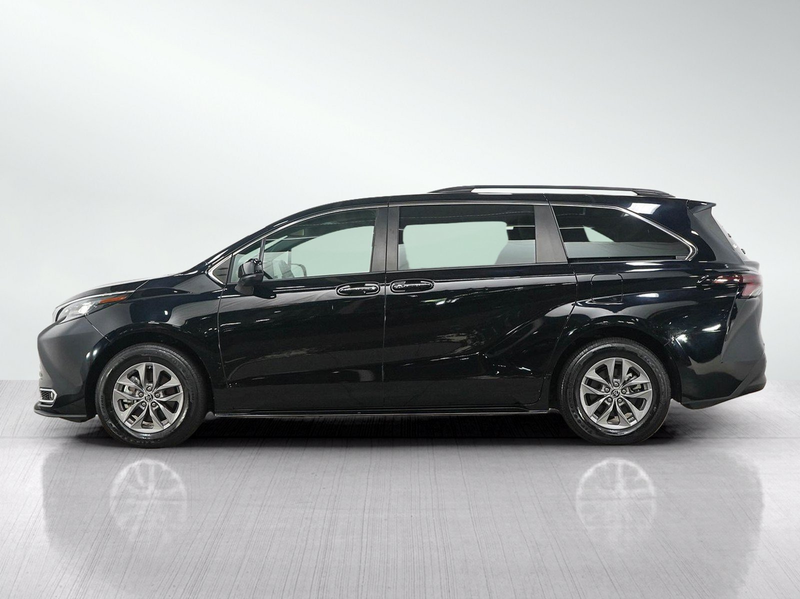 Used 2023 Toyota Sienna XLE w/ XLE Plus Package AWD/4WD image 2