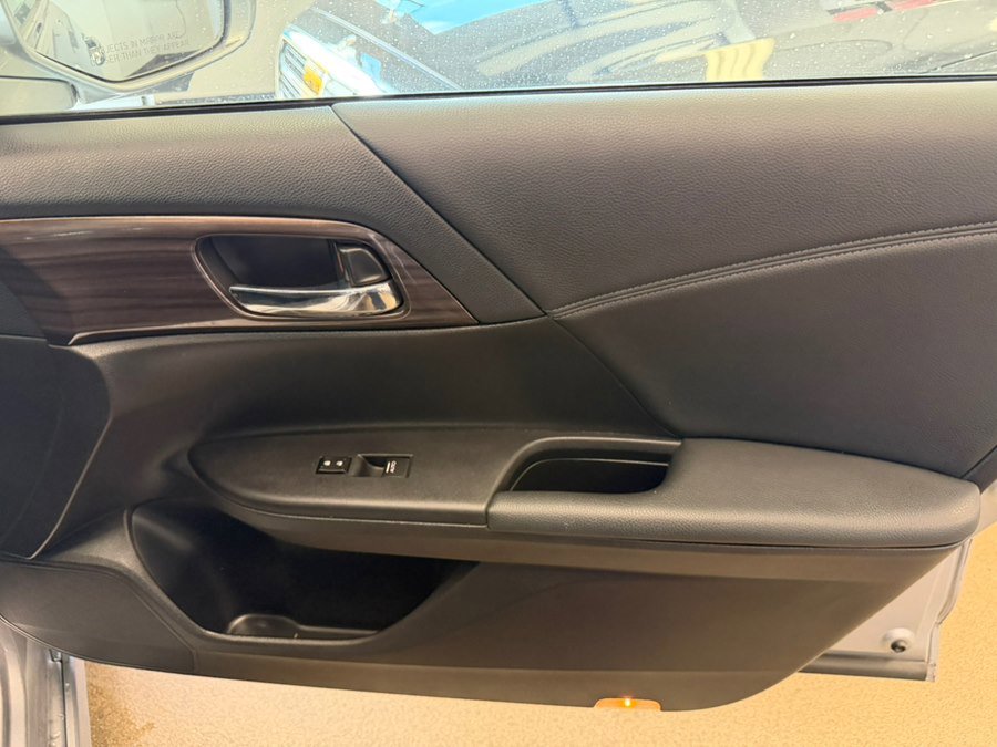 Used 2017 Honda Accord Touring image 30