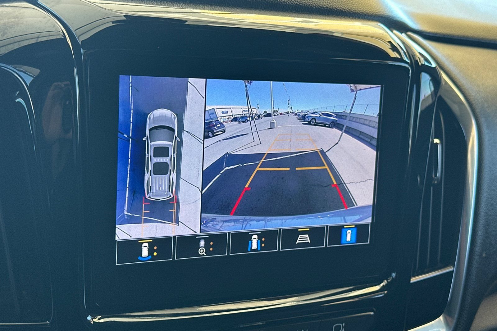 Used 2023 Chevrolet Traverse RS FWD image 20
