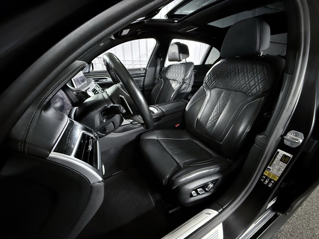 Used 2022 BMW 750i xDrive w/ Luxury Rear Seating Package image 17