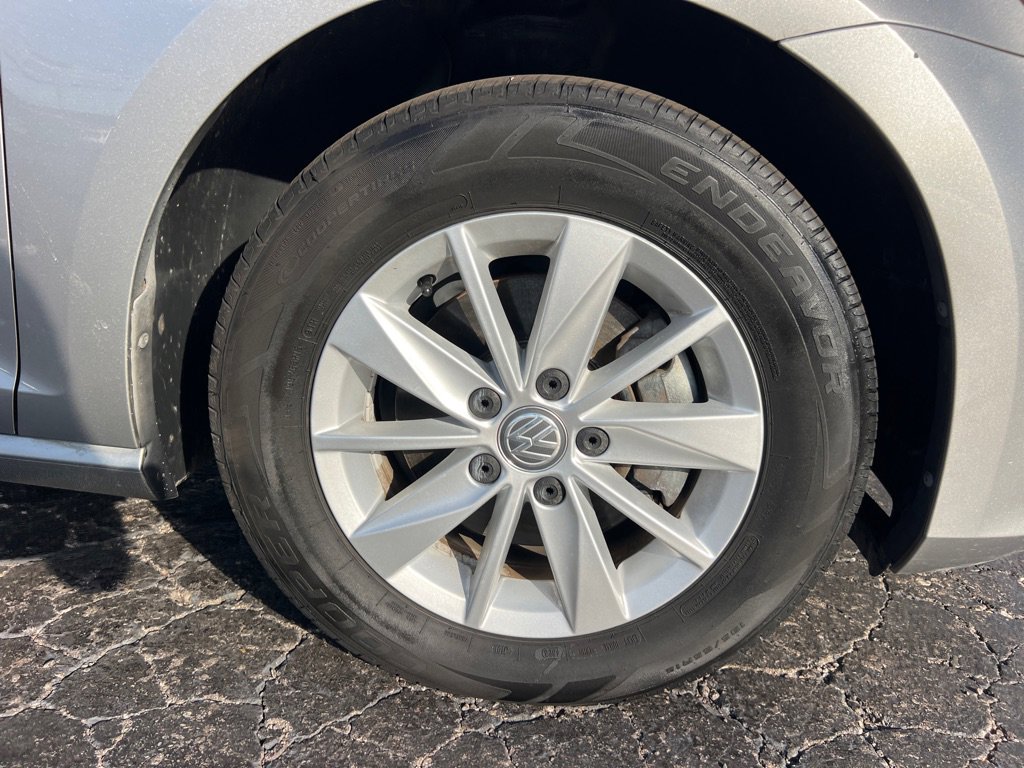 Used 2015 Volkswagen Golf S image 37