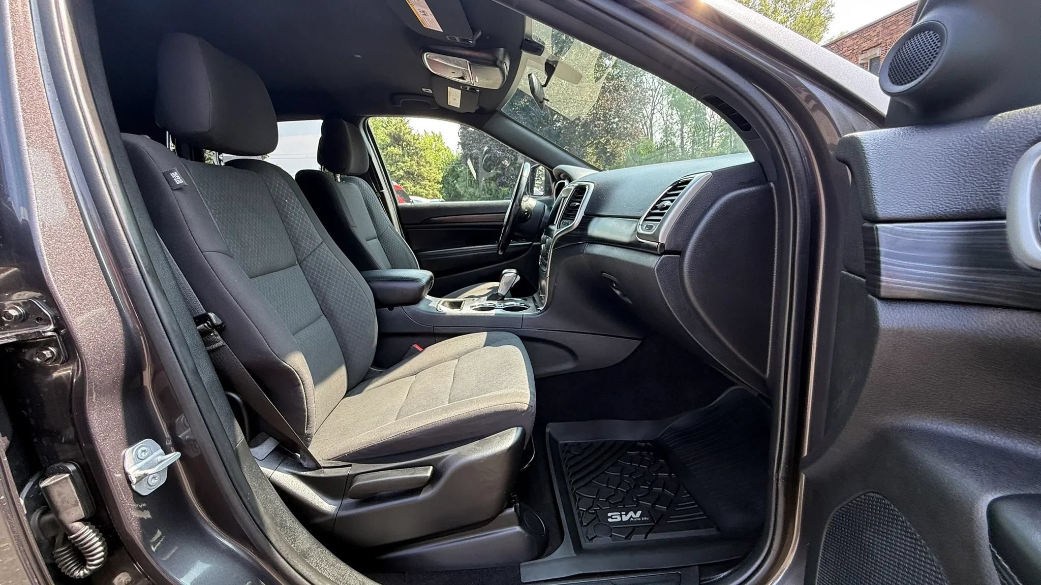 Used 2019 Jeep Grand Cherokee Laredo AWD/4WD image 35