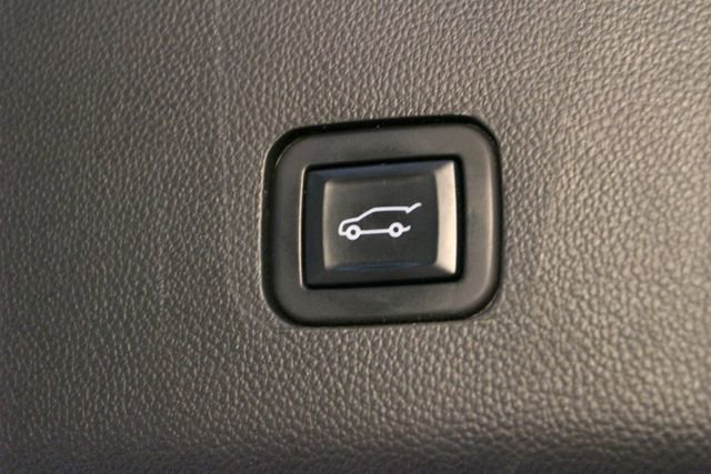 Used 2023 Chevrolet Traverse LT FWD image 17