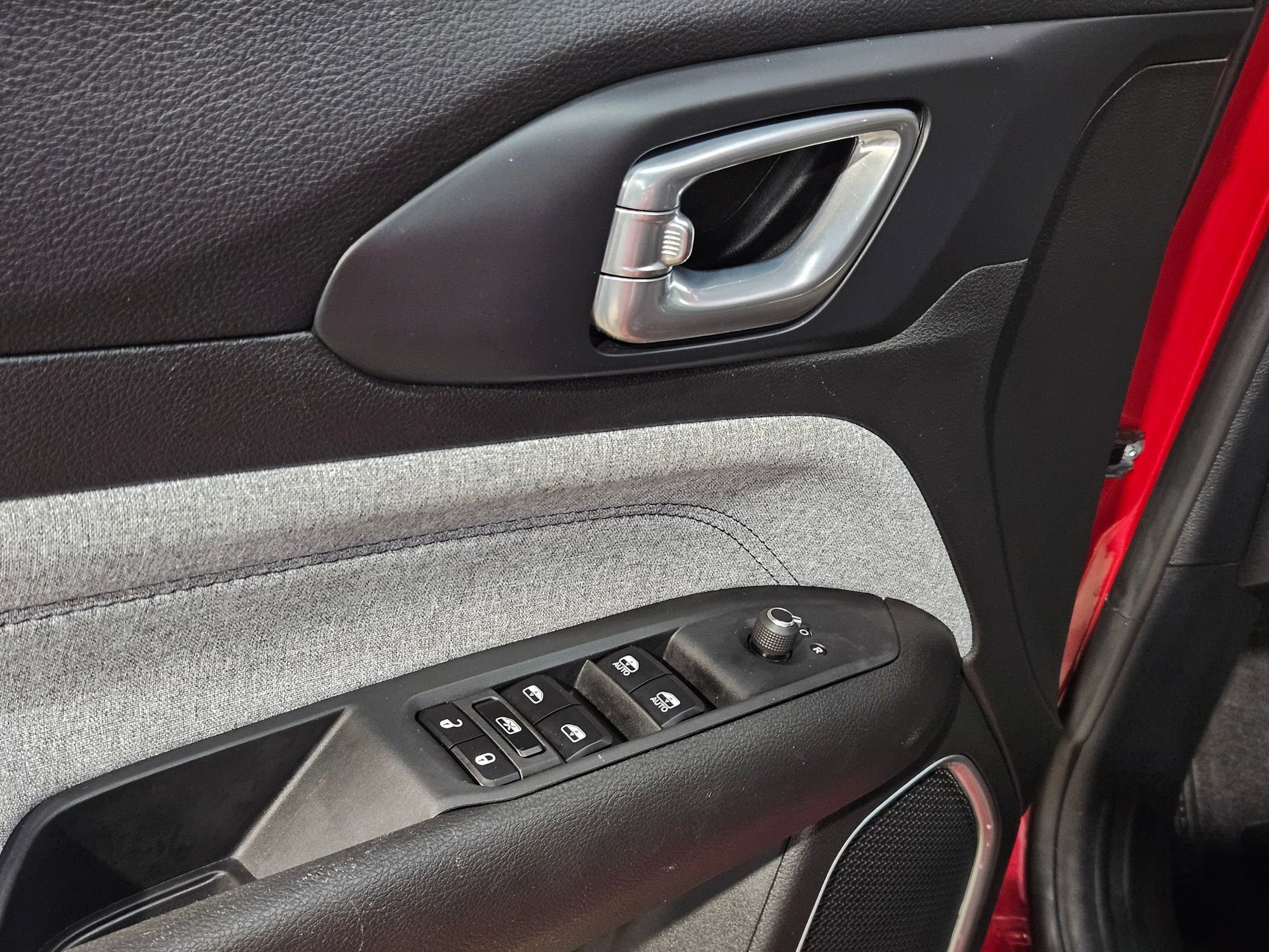 Used 2025 Jeep Compass Sport image 21