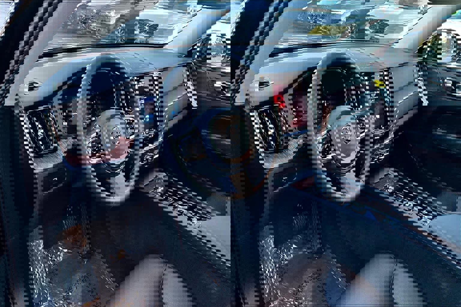 Certified 2024 Volvo XC60 B5 Plus w/ Protection Package Premier image 17