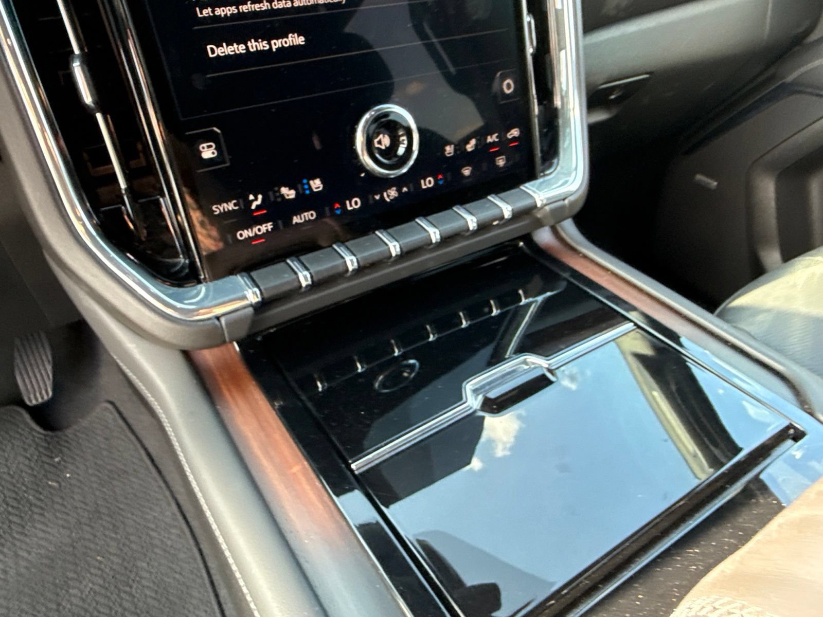 Used 2025 GMC Yukon Denali AWD/4WD image 26