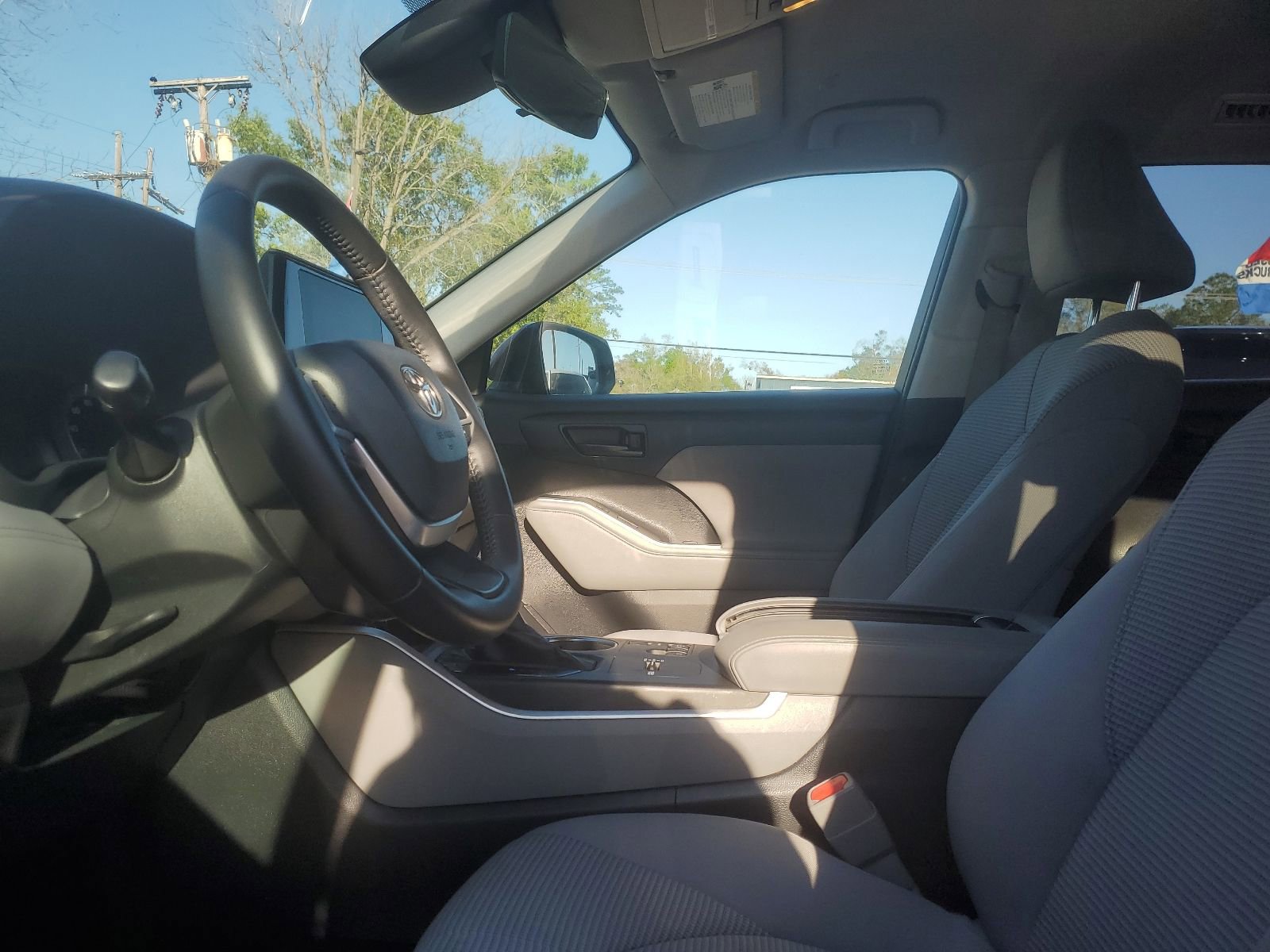 Used 2023 Toyota Highlander LE FWD image 8