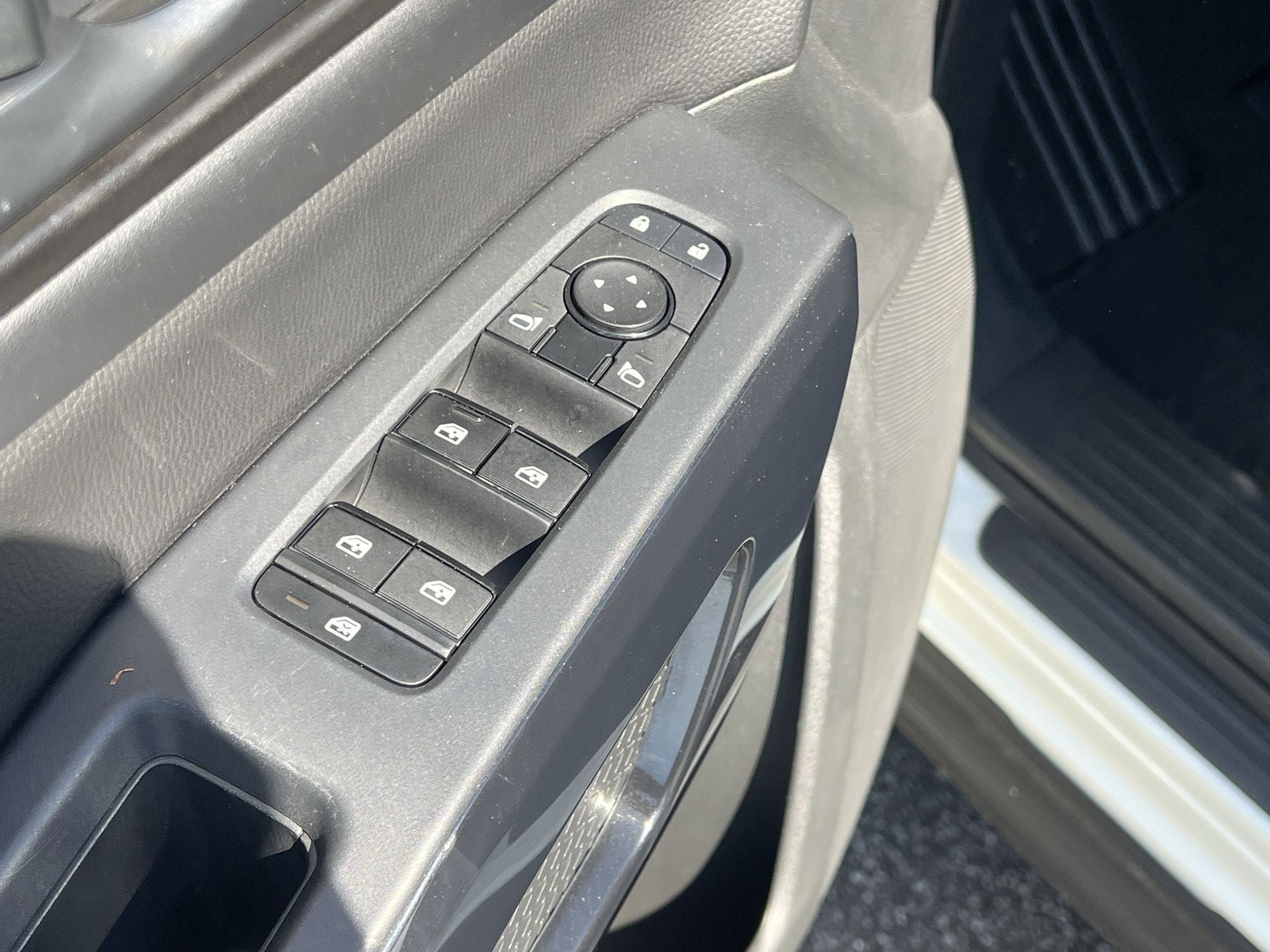 Used 2024 Nissan Pathfinder SV FWD image 13
