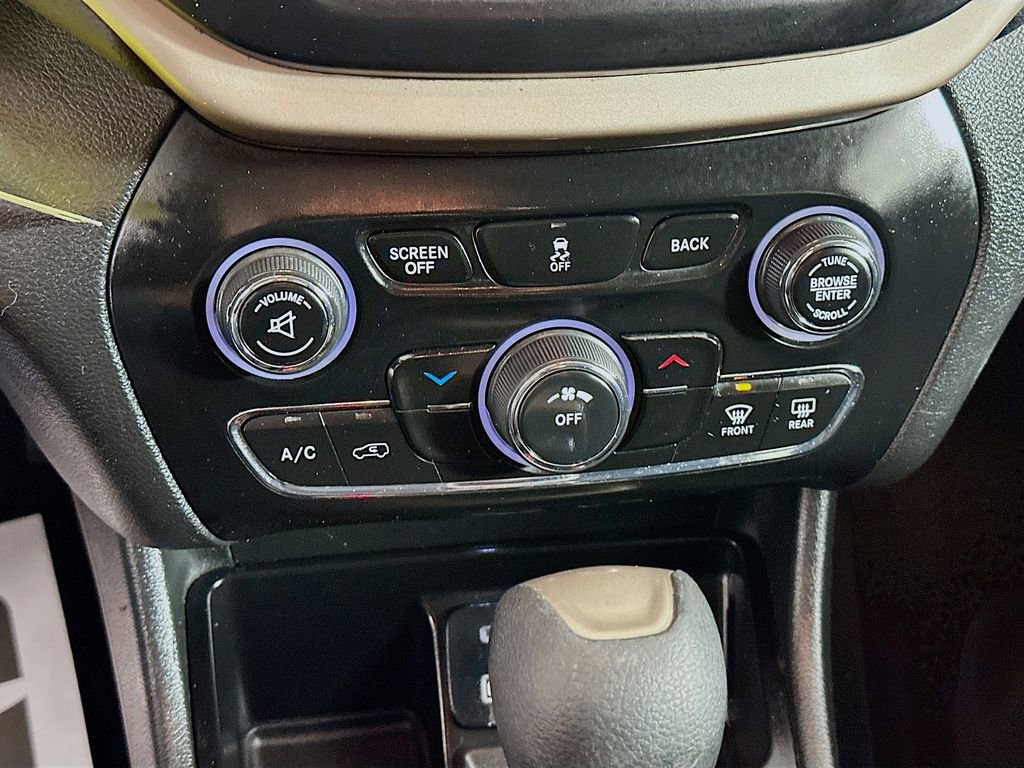 Used 2017 Jeep Cherokee Latitude w/ Cold Weather Group image 15