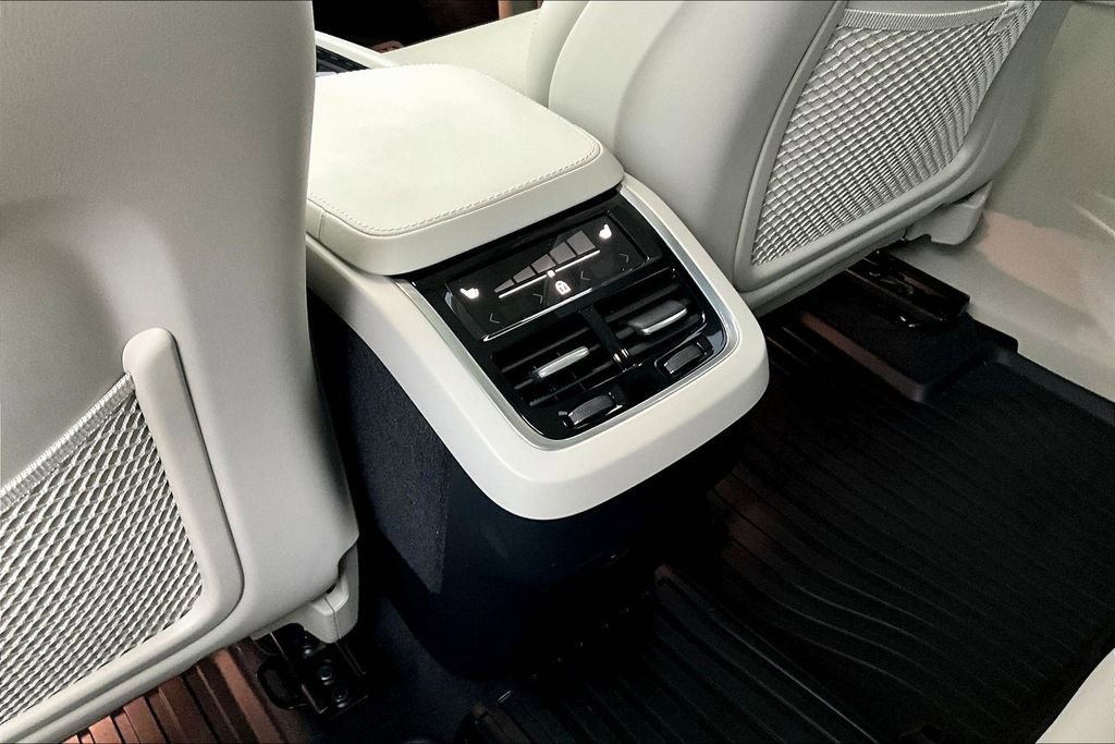 Used 2024 Volvo XC90 B6 Ultimate w/ Lounge Package image 30