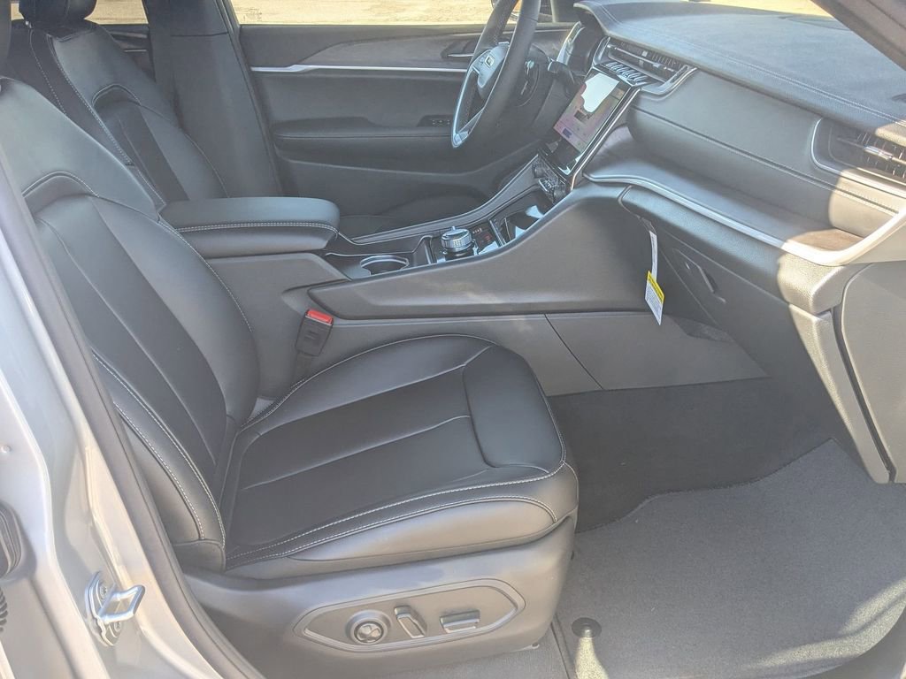 New 2025 Jeep Grand Cherokee Limited w/ Black Appearance Package image 35