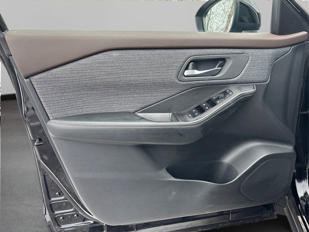 Used 2023 Nissan Rogue SV image 22