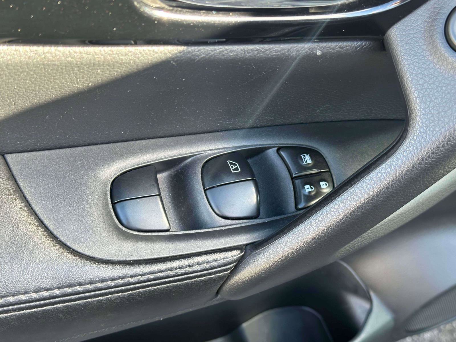 Used 2022 Nissan Rogue Sport SL w/ Premium Package image 17