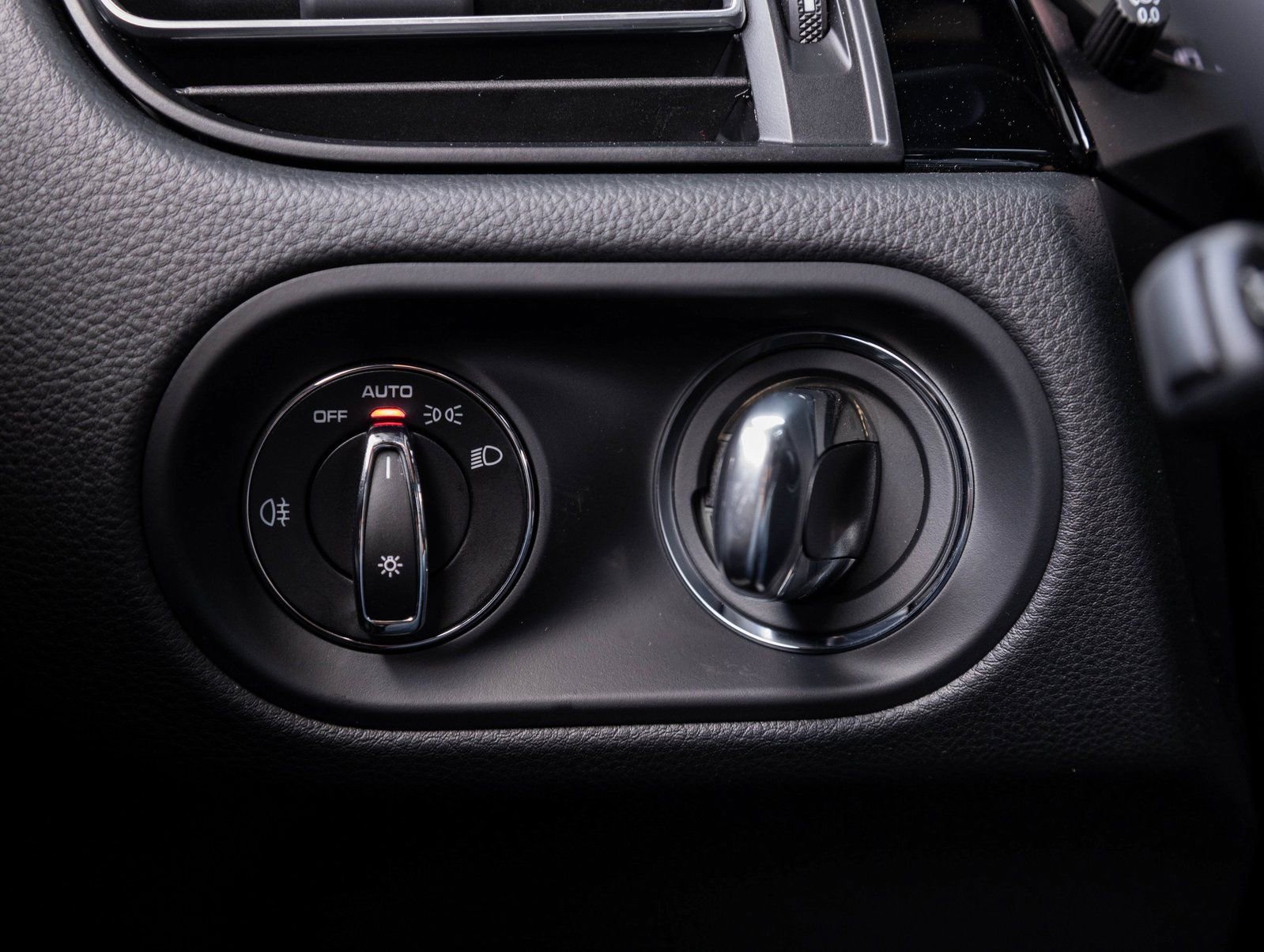 Certified 2026 Porsche Macan image 17