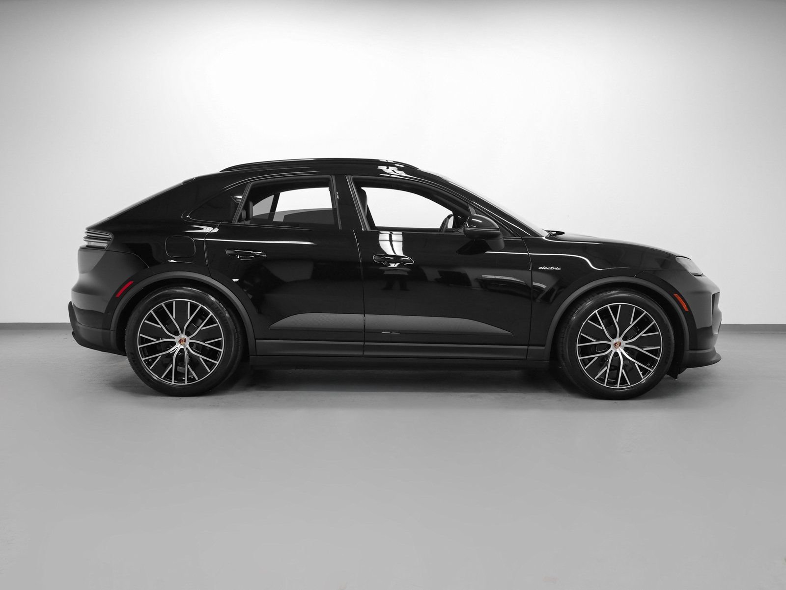 New 2026 Porsche Macan 4 Electric image 13