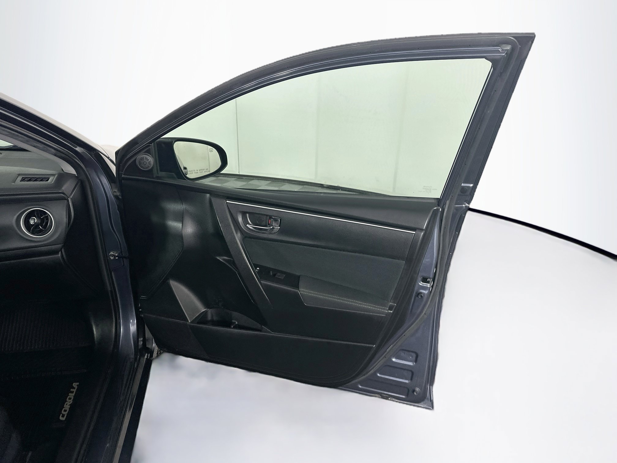 Used 2018 Toyota Corolla LE FWD image 29