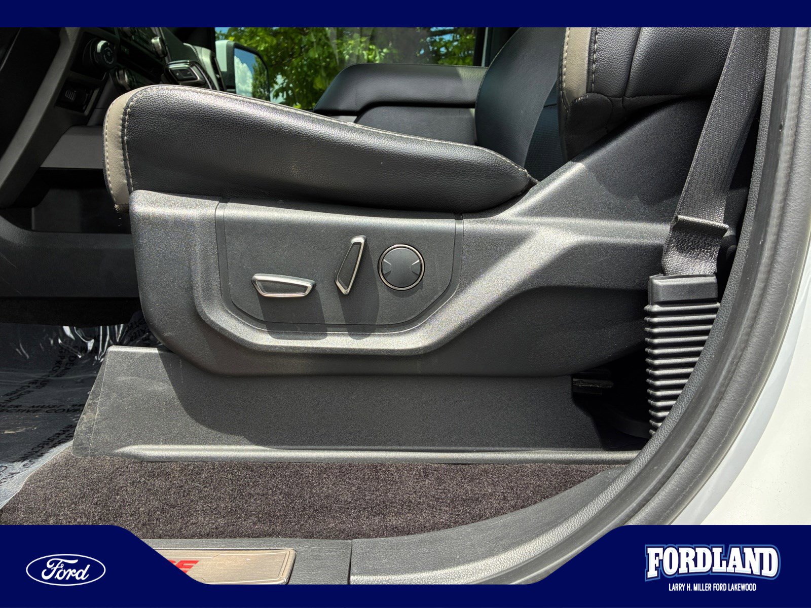 Used 2017 Ford F150 Raptor w/ Equipment Group 802A Luxury AWD/4WD image 14