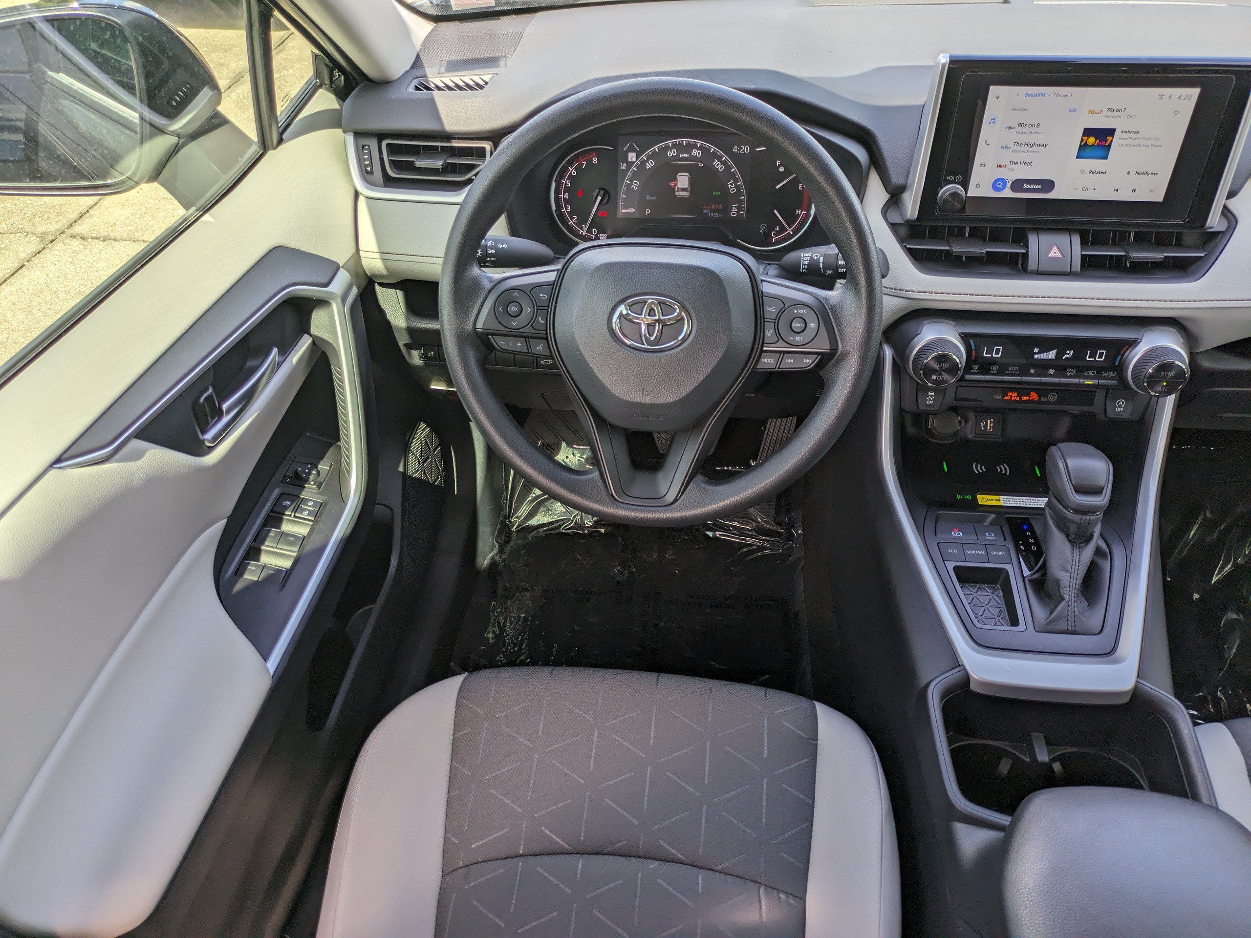 Used 2025 Toyota RAV4 XLE w/ Convenience Package FWD image 16