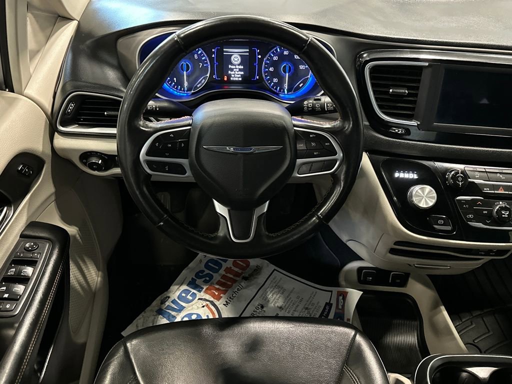 Used 2020 Chrysler Pacifica Touring-L FWD image 25