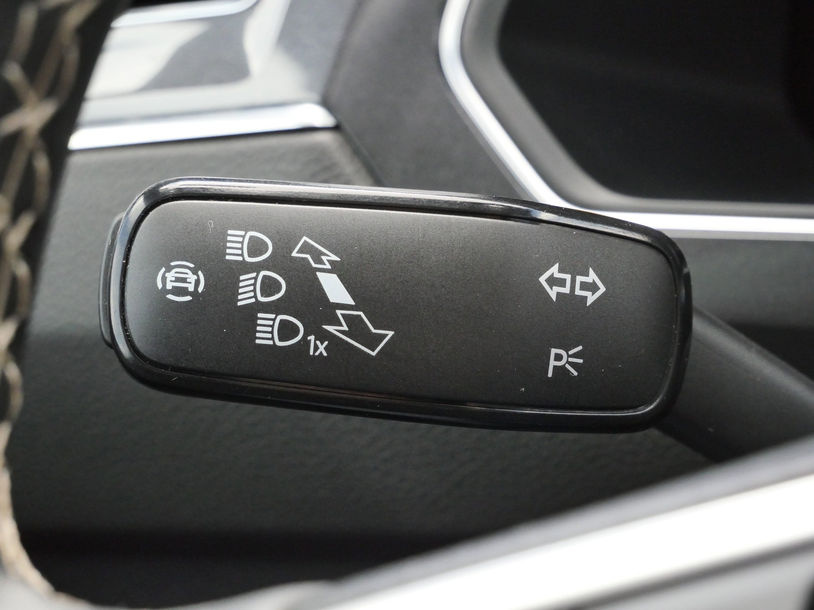 Used 2023 Volkswagen Tiguan SE R-Line FWD image 33