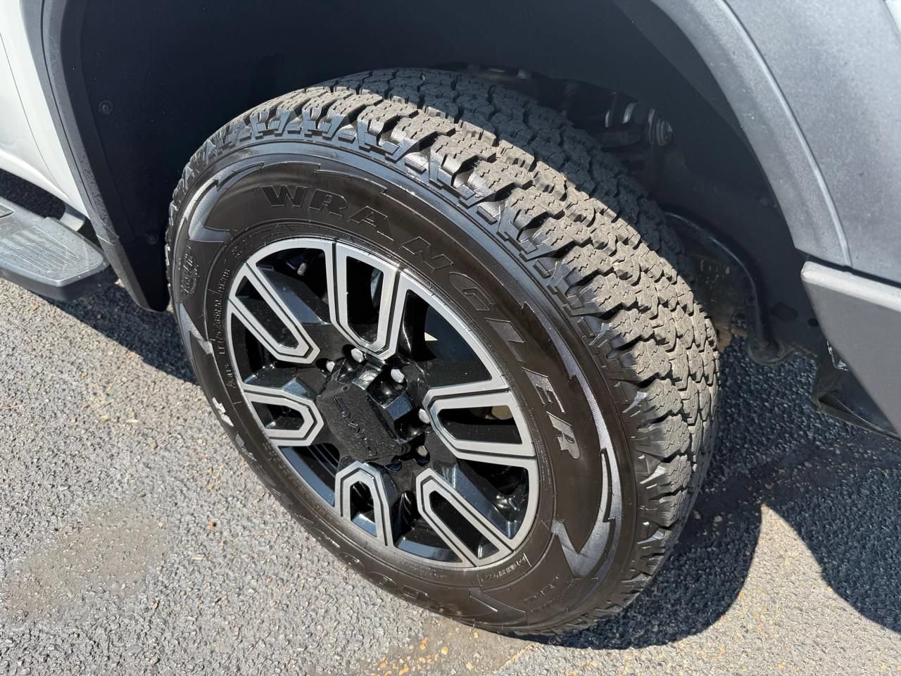 Used 2020 GMC Sierra 2500 AT4 w/ AT4 Premium Package AWD/4WD image 15
