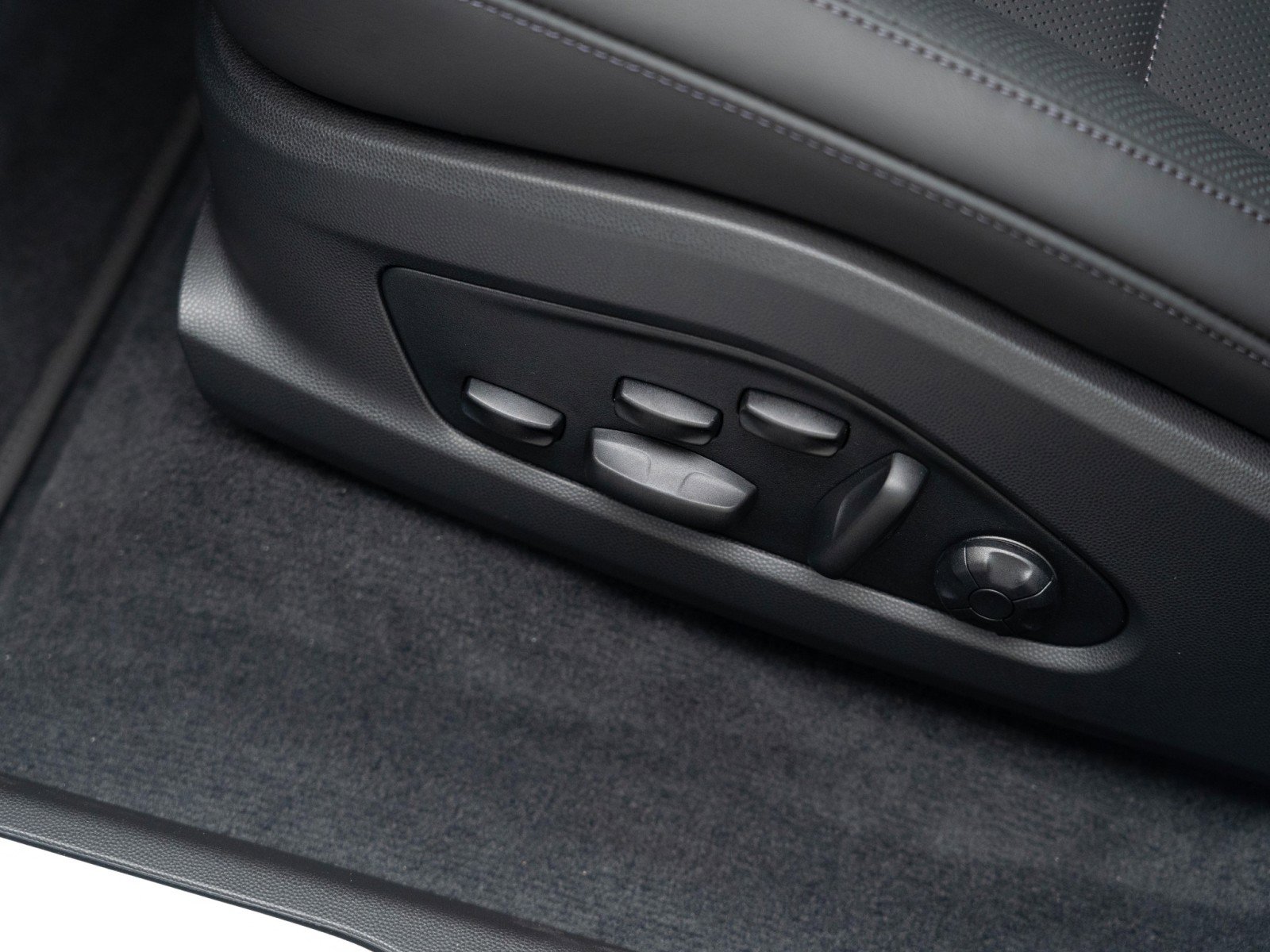 New 2026 Porsche Macan Electric image 16