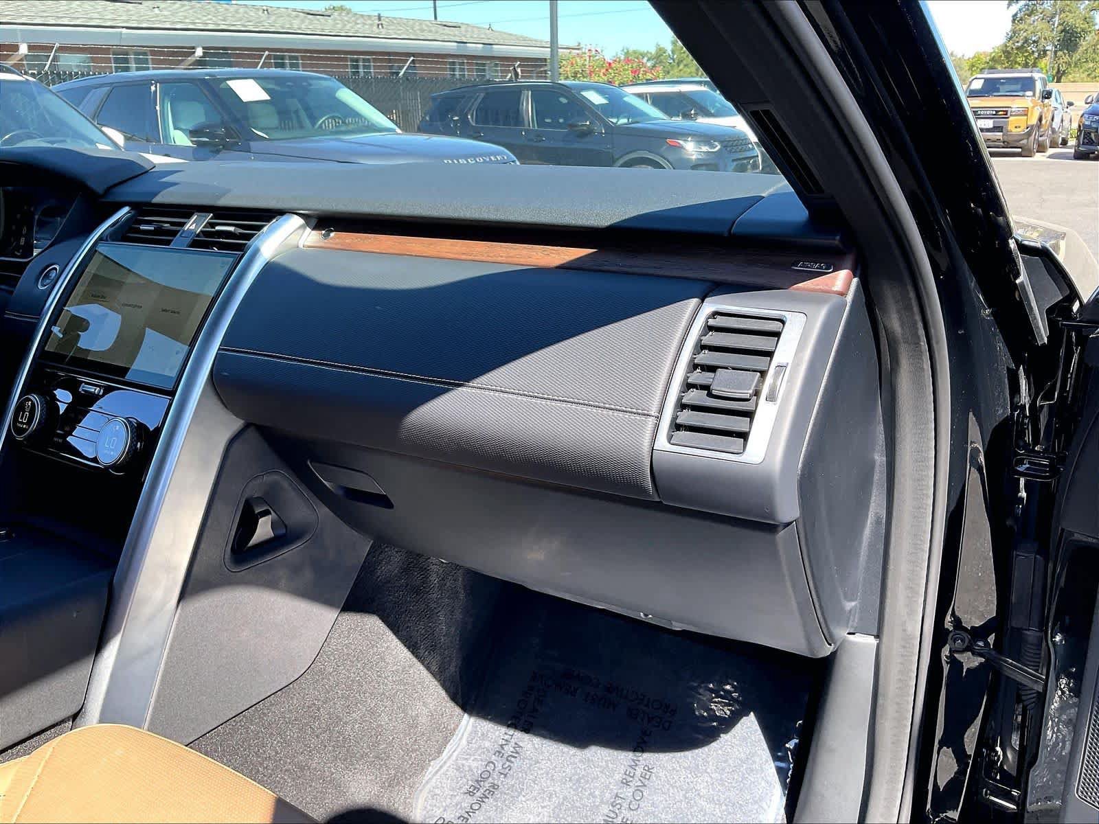 Used 2025 Land Rover Discovery Dynamic SE AWD/4WD image 19