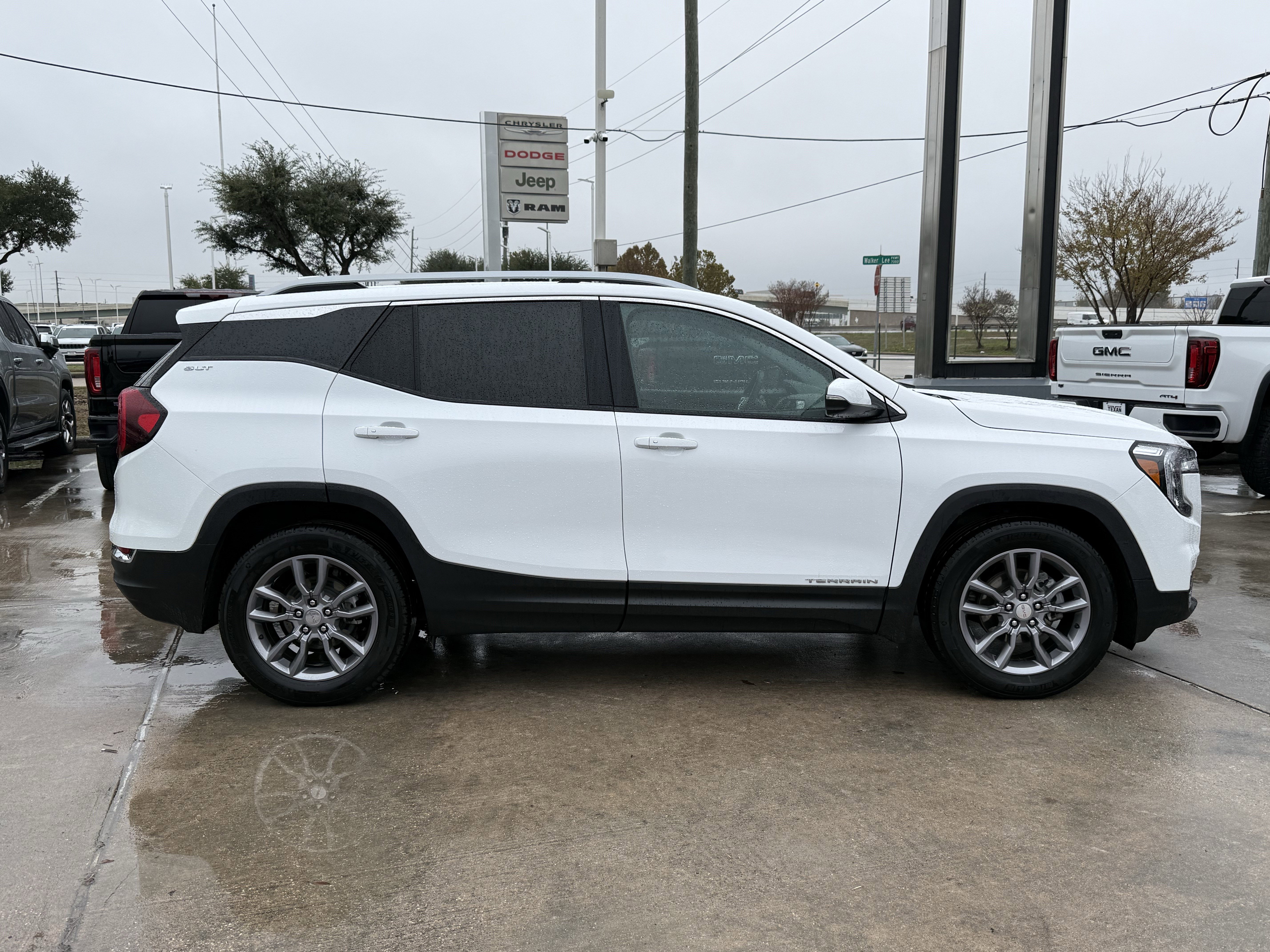 Used 2024 GMC Terrain SLT image 3