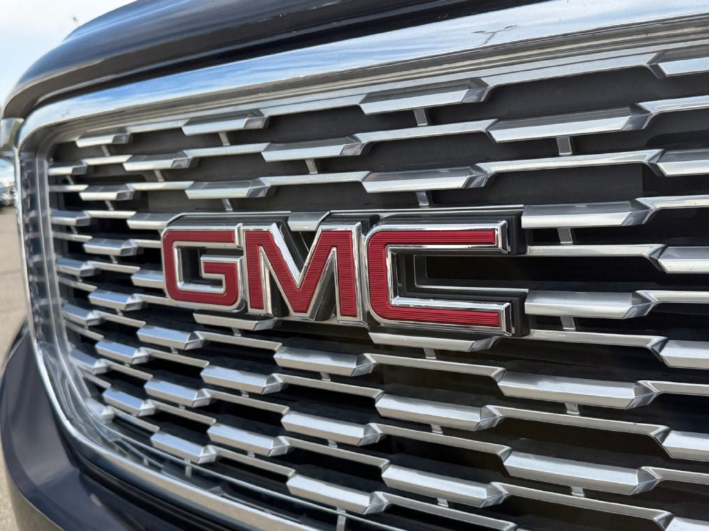 Used 2019 GMC Yukon Denali w/ Denali Ultimate Black Edition AWD/4WD image 35