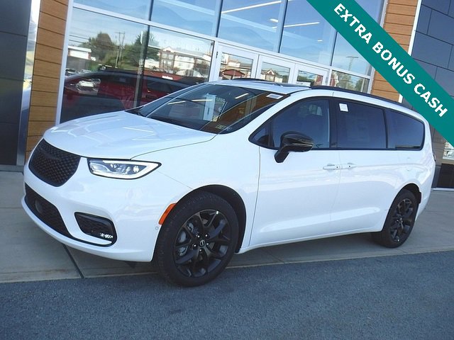 New 2026 Chrysler Pacifica Limited w/ Uconnect Theater Family Group