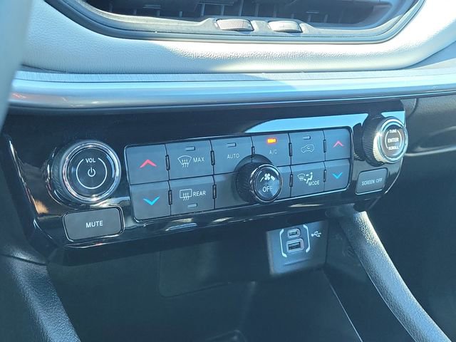 Used 2025 Jeep Compass Limited image 31