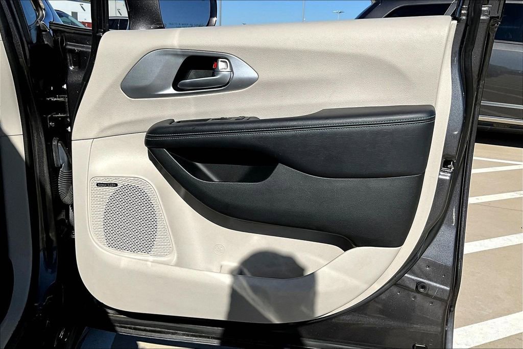Used 2018 Chrysler Pacifica Limited image 23
