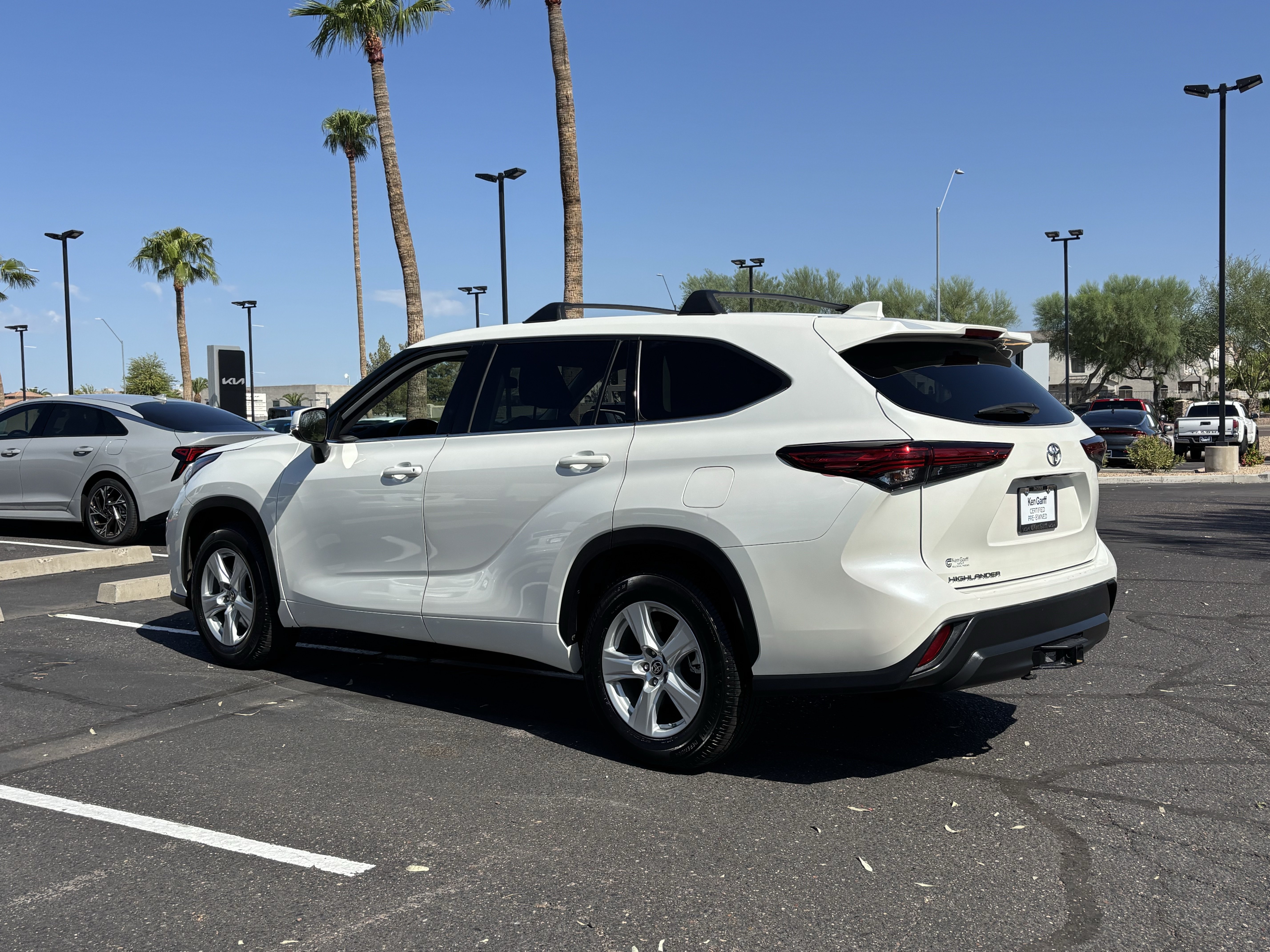 Used 2021 Toyota Highlander L FWD image 4