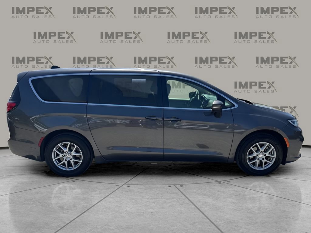 Used 2023 Chrysler Pacifica Touring-L image 6