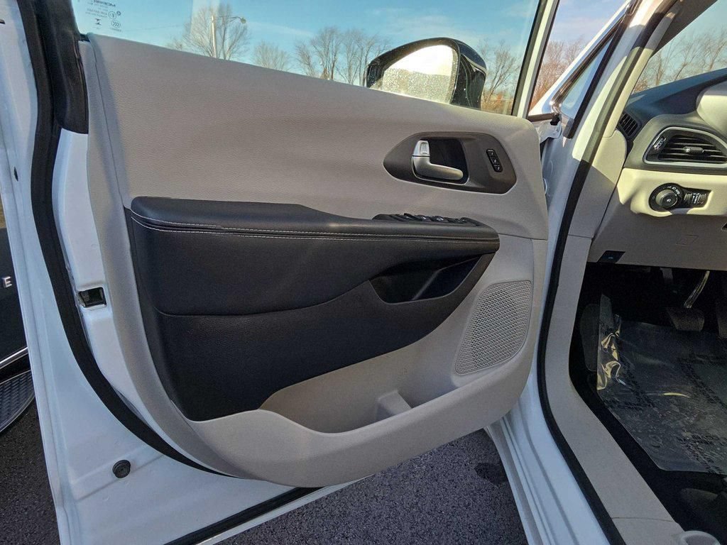 Used 2024 Chrysler Pacifica Touring-L FWD image 14