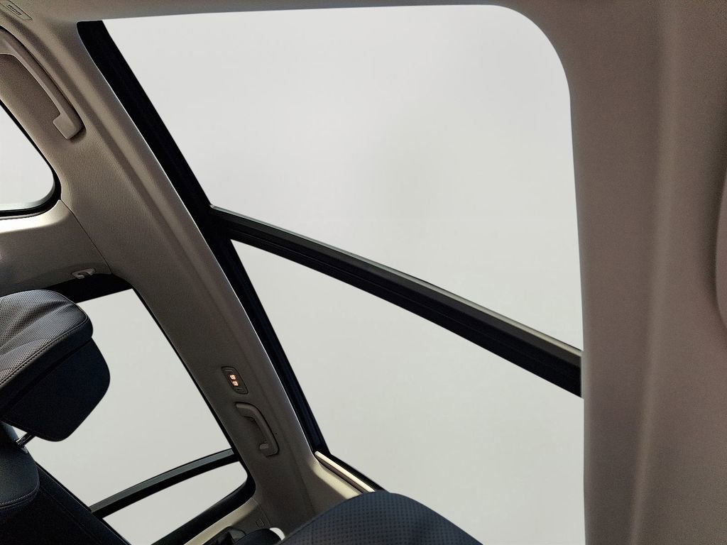 Used 2025 BMW X7 xDrive40i w/ Premium Package image 16