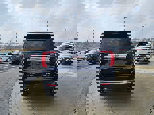 Used 2022 GMC Yukon XL Denali w/ Denali Premium Package image 7