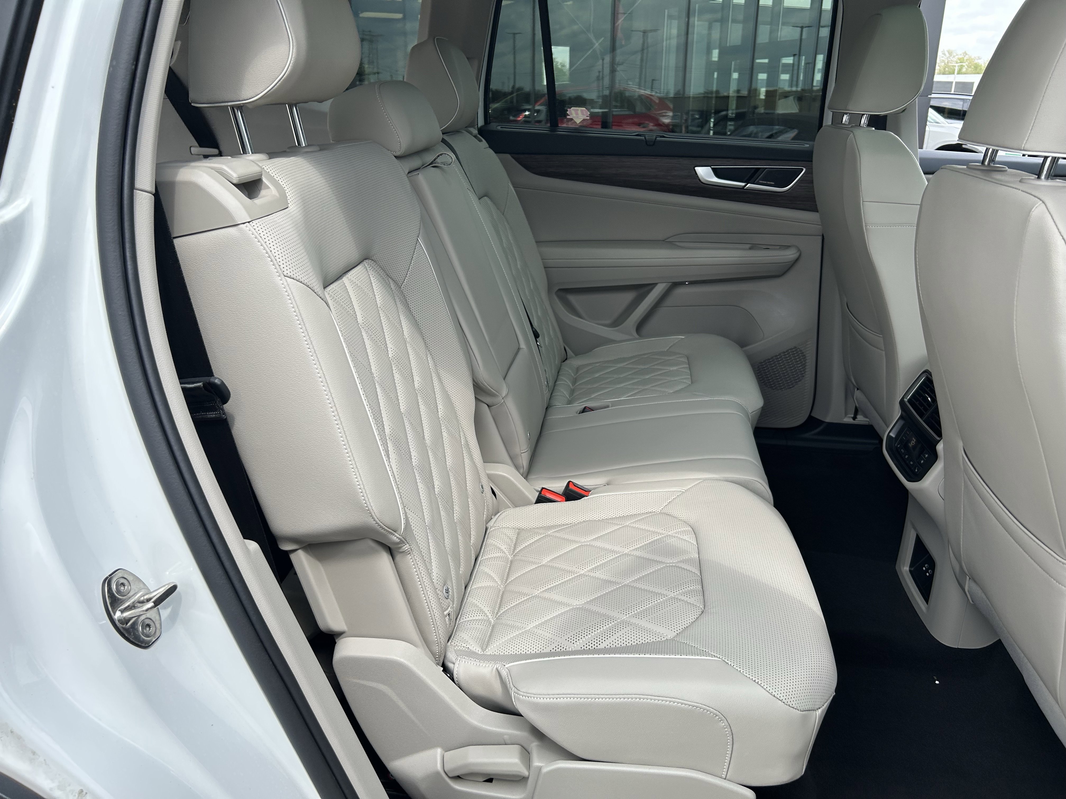 Used 2024 Volkswagen Atlas SEL Premium R-Line image 26