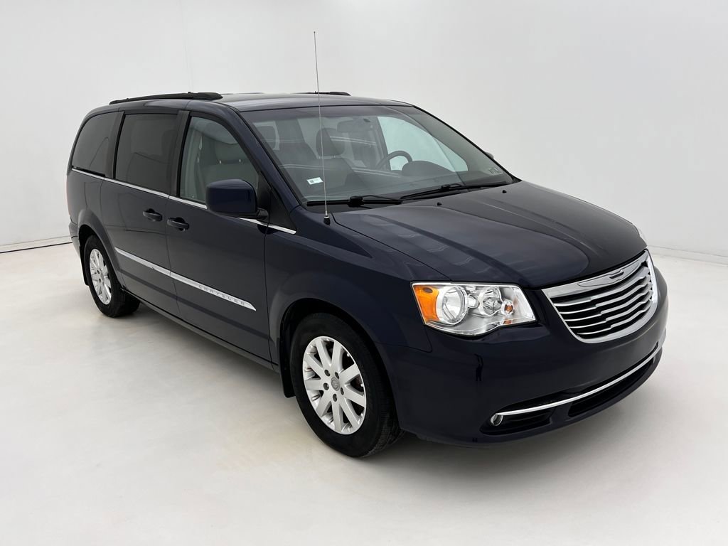 Used 2015 Chrysler Town & Country Touring image 2