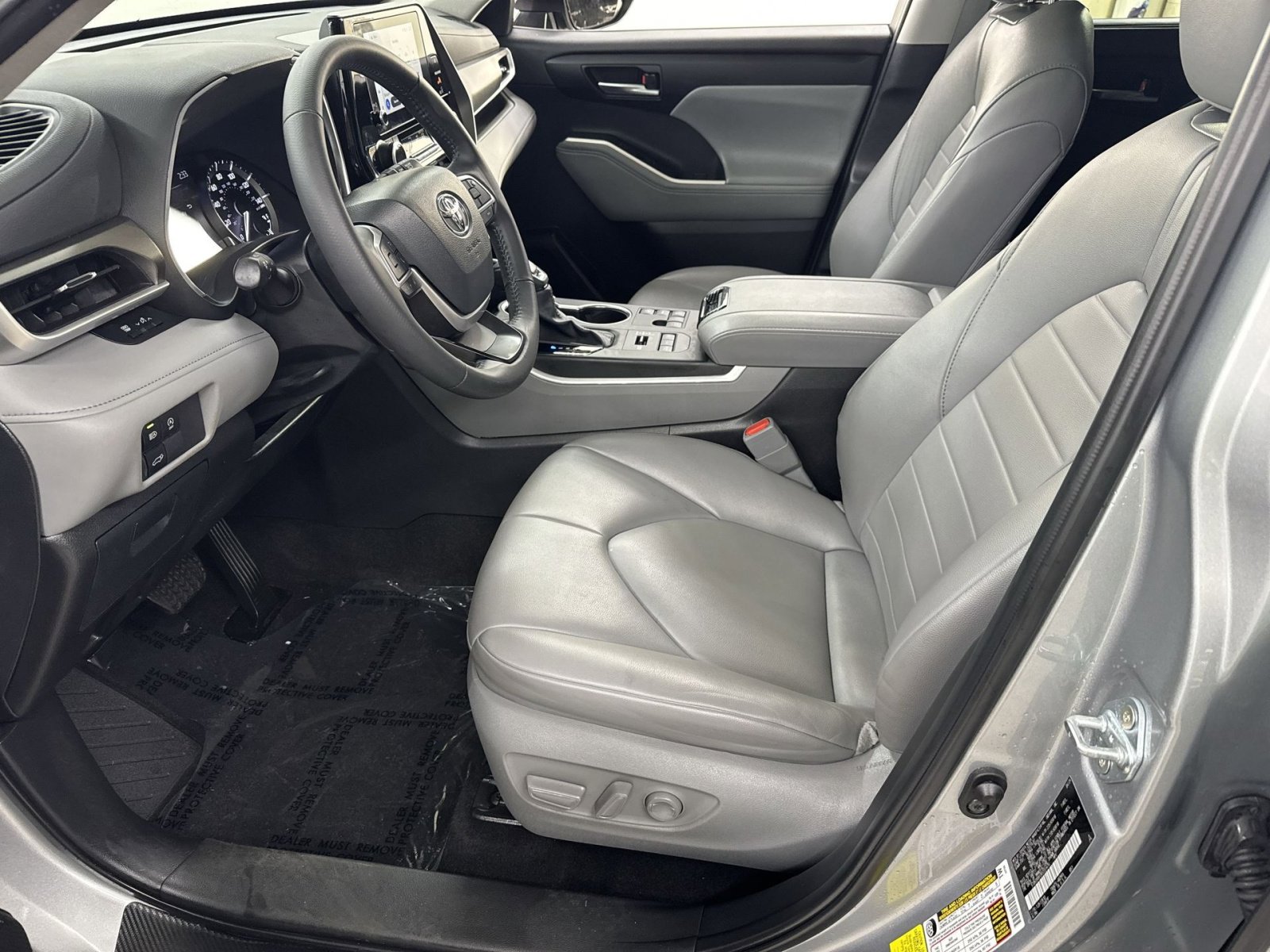 Used 2024 Toyota Highlander XLE image 2