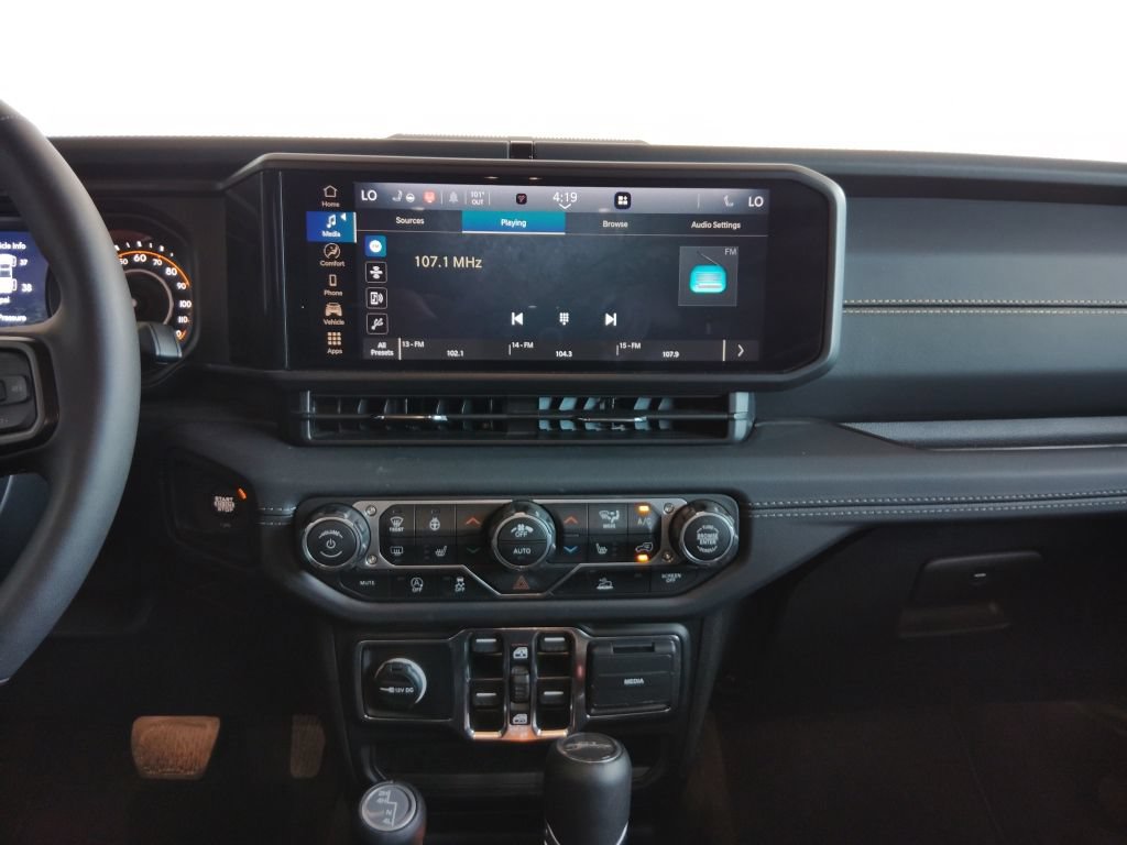 Used 2025 Jeep Gladiator Sport AWD/4WD image 32