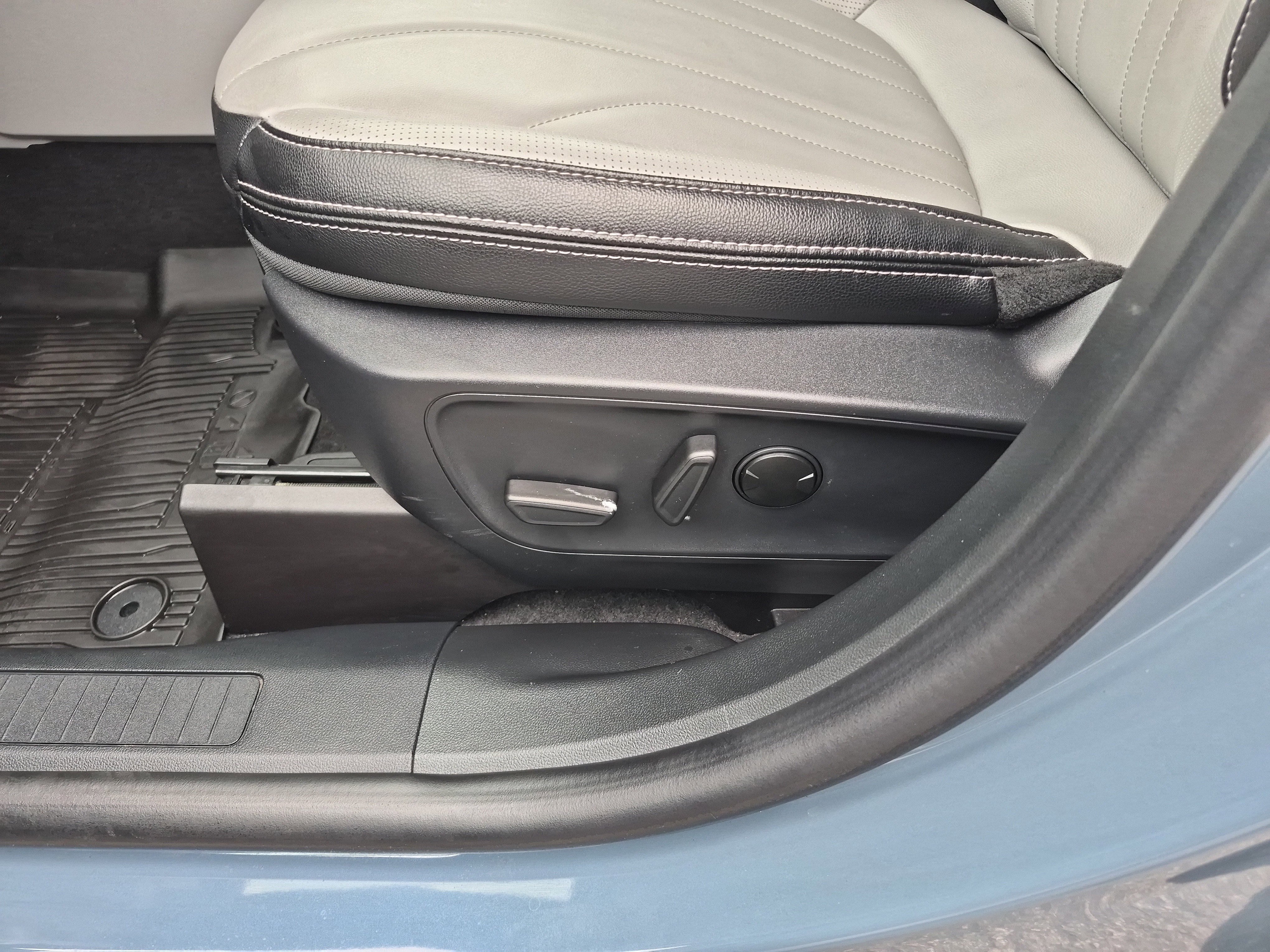 Certified 2025 Ford Escape SE w/ PHEV Premium Package FWD image 12