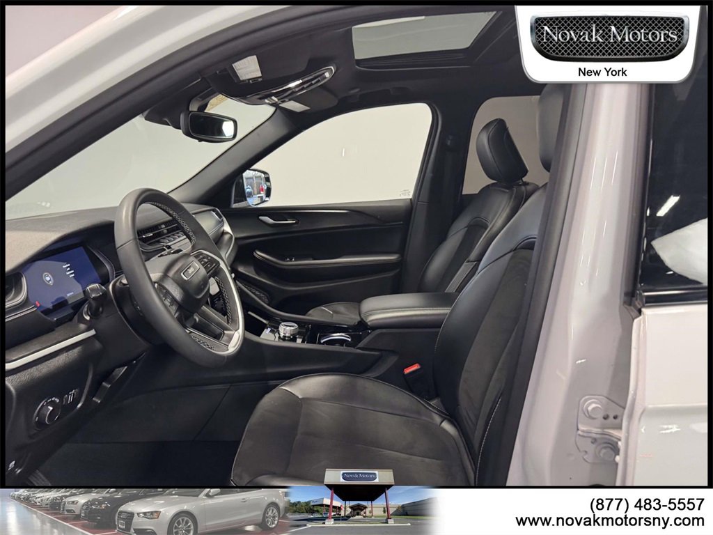 Used 2023 Jeep Grand Cherokee Altitude image 12