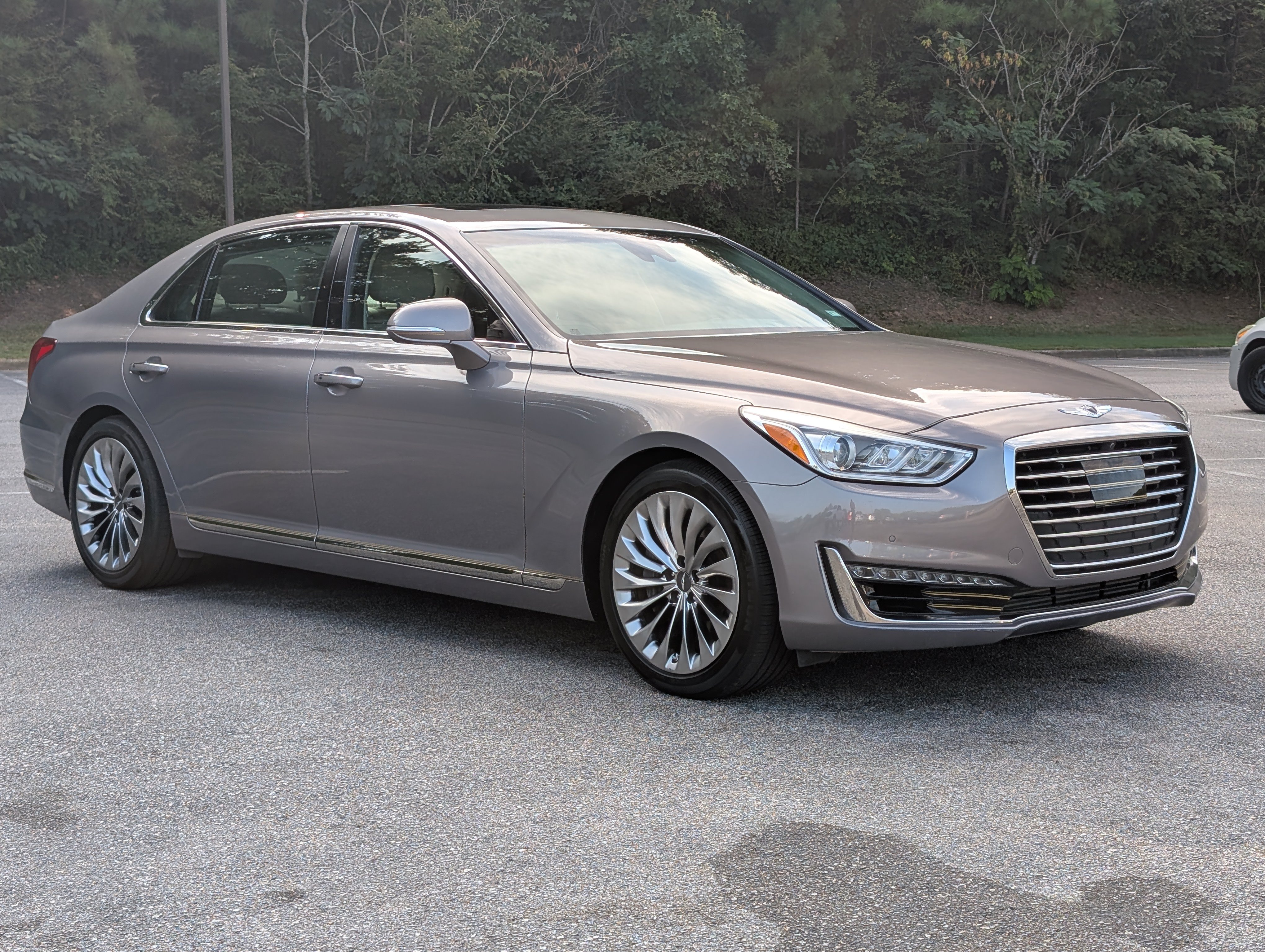 Used 2018 Genesis G90 3.3T Premium RWD image 11